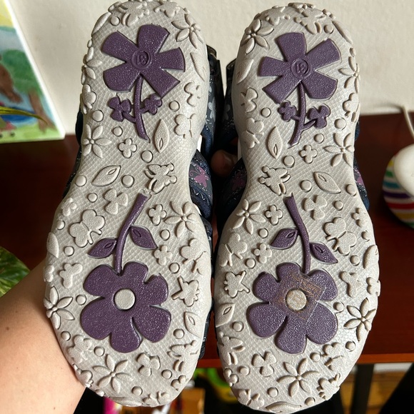 Apakowa Kids Girls Soft Sole Closed Toe Sandals Summer Shoes with Arch Support - Picture 4 of 4